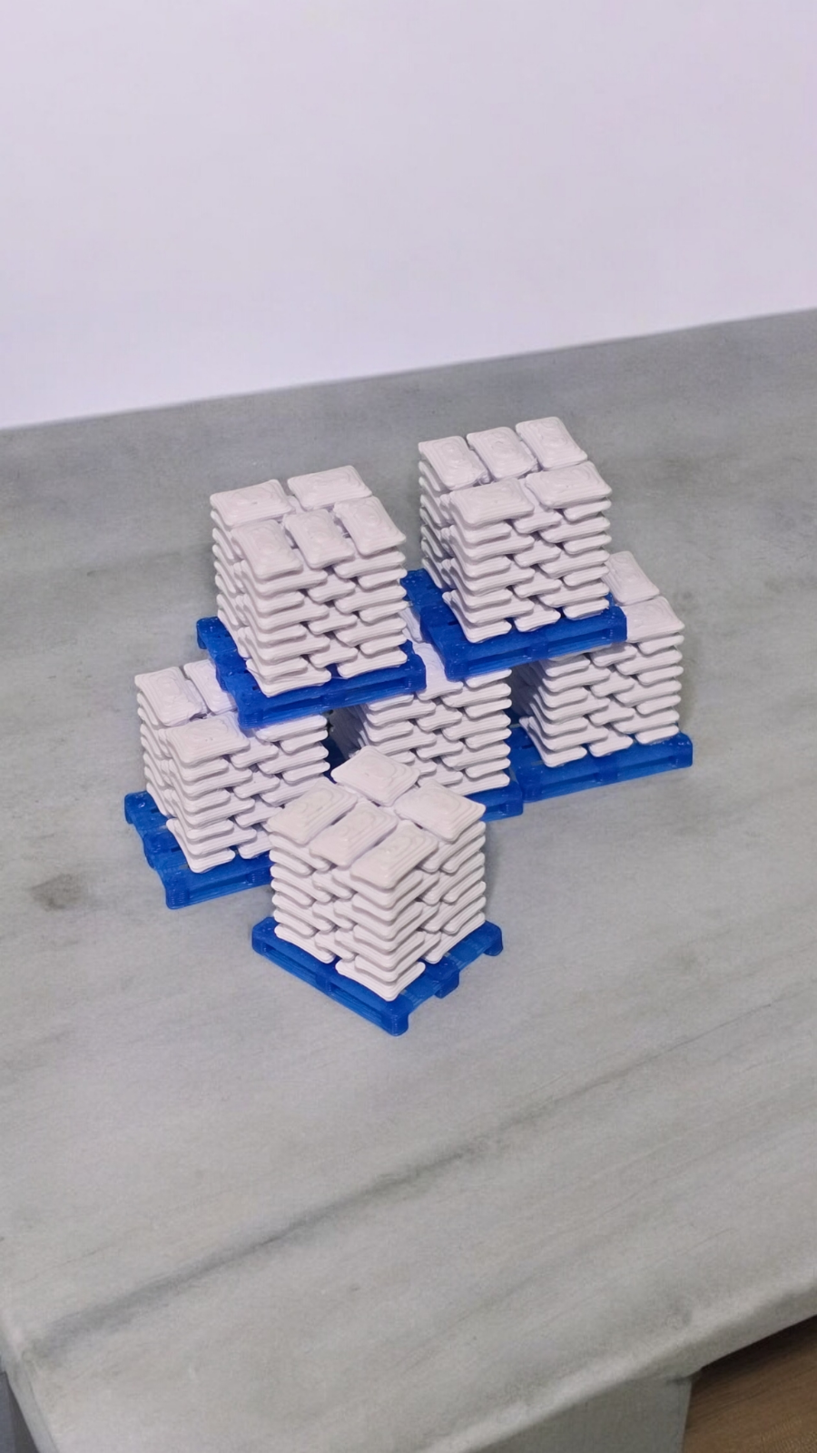 Pallets of white Sacks Blue pallet Z Gauge 1:220 Scale Model Railway (6 Pack)