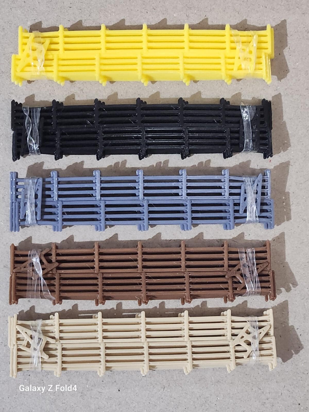 Fencing Railings Z Gauge 50 Pack of Mixed Colour 1:220 Scale Model Train Railway