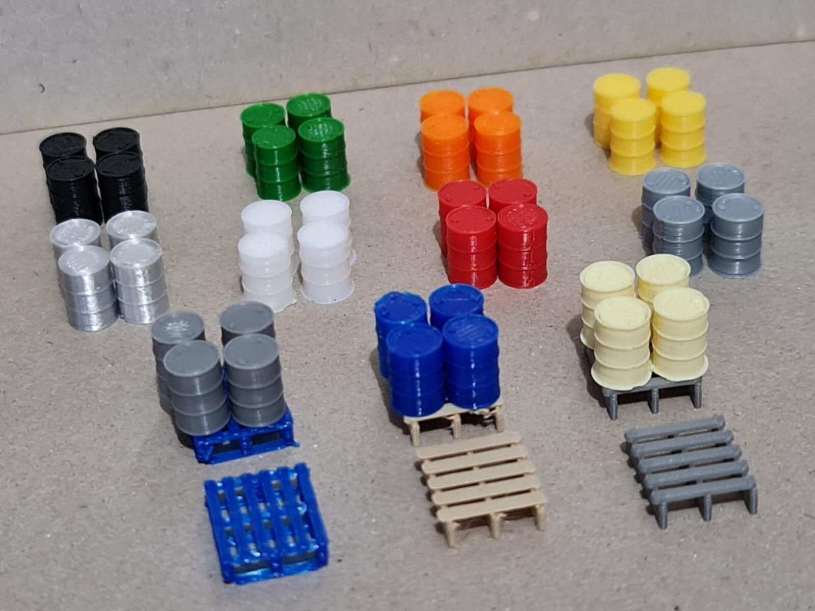 OO Gauge Oil Drums & Pallets 40 Drums + 10 Pallets 1:76 Model Railway